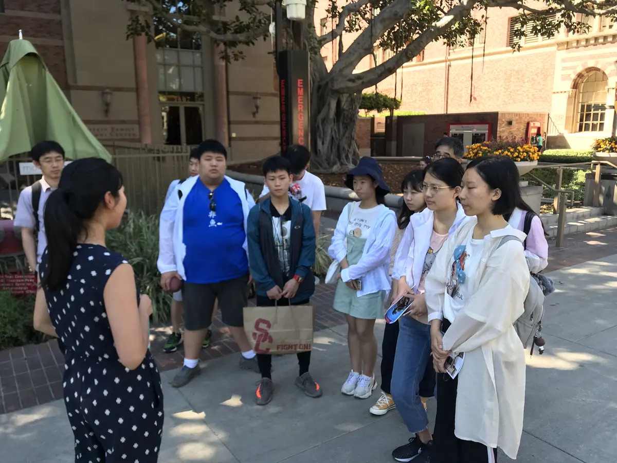 中国学生团队在美国大学校园参加导览