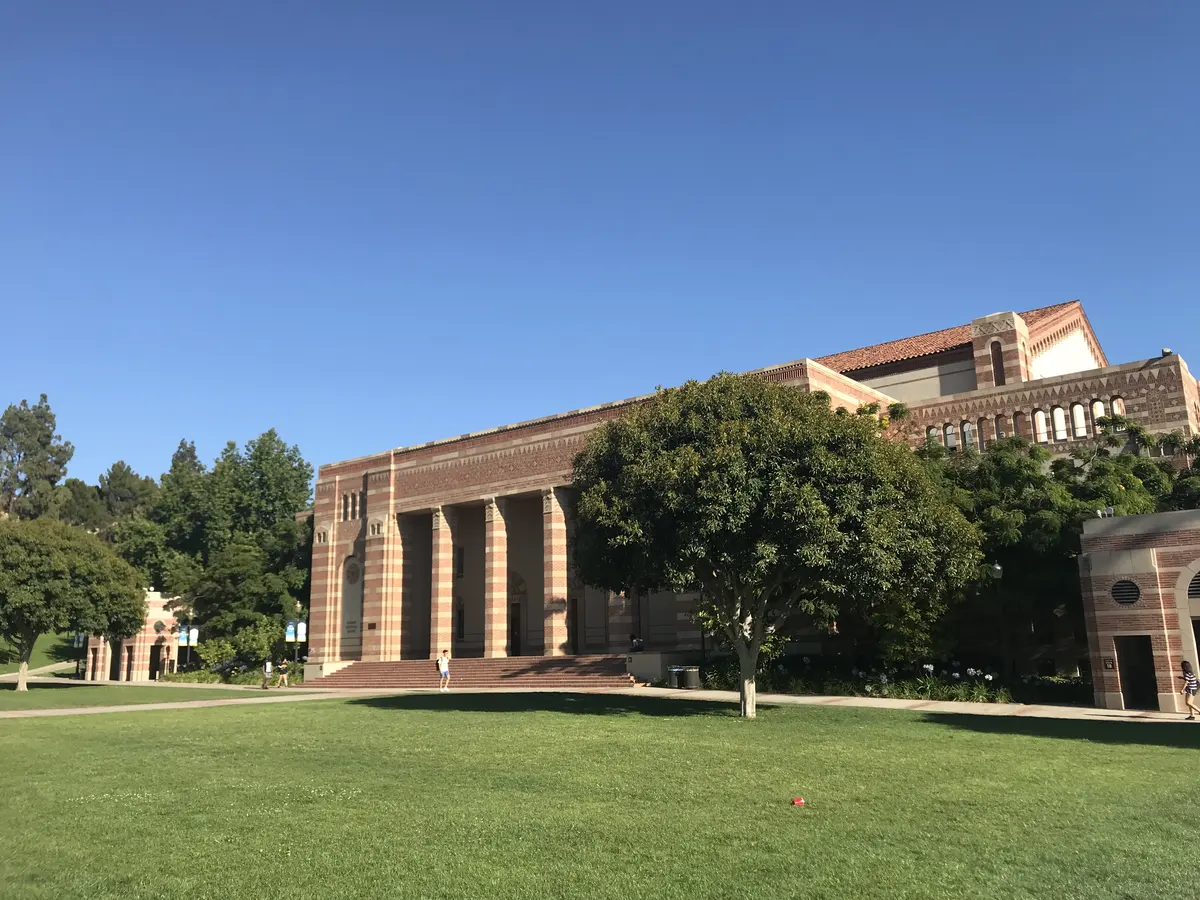 美国大学校园教学楼、草坪与树木环境