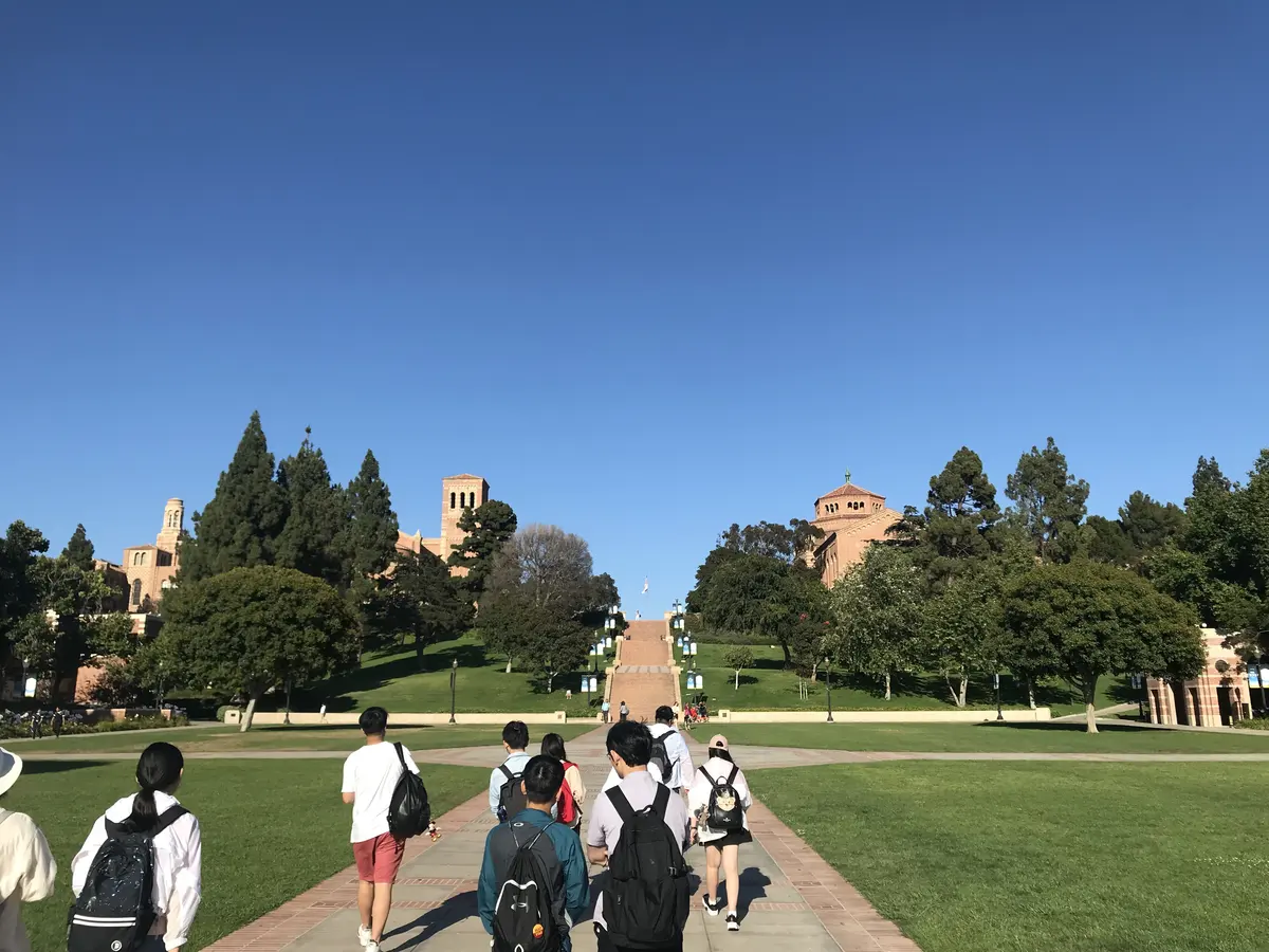 中国学生团队参访美国大学校园草坪与教学建筑