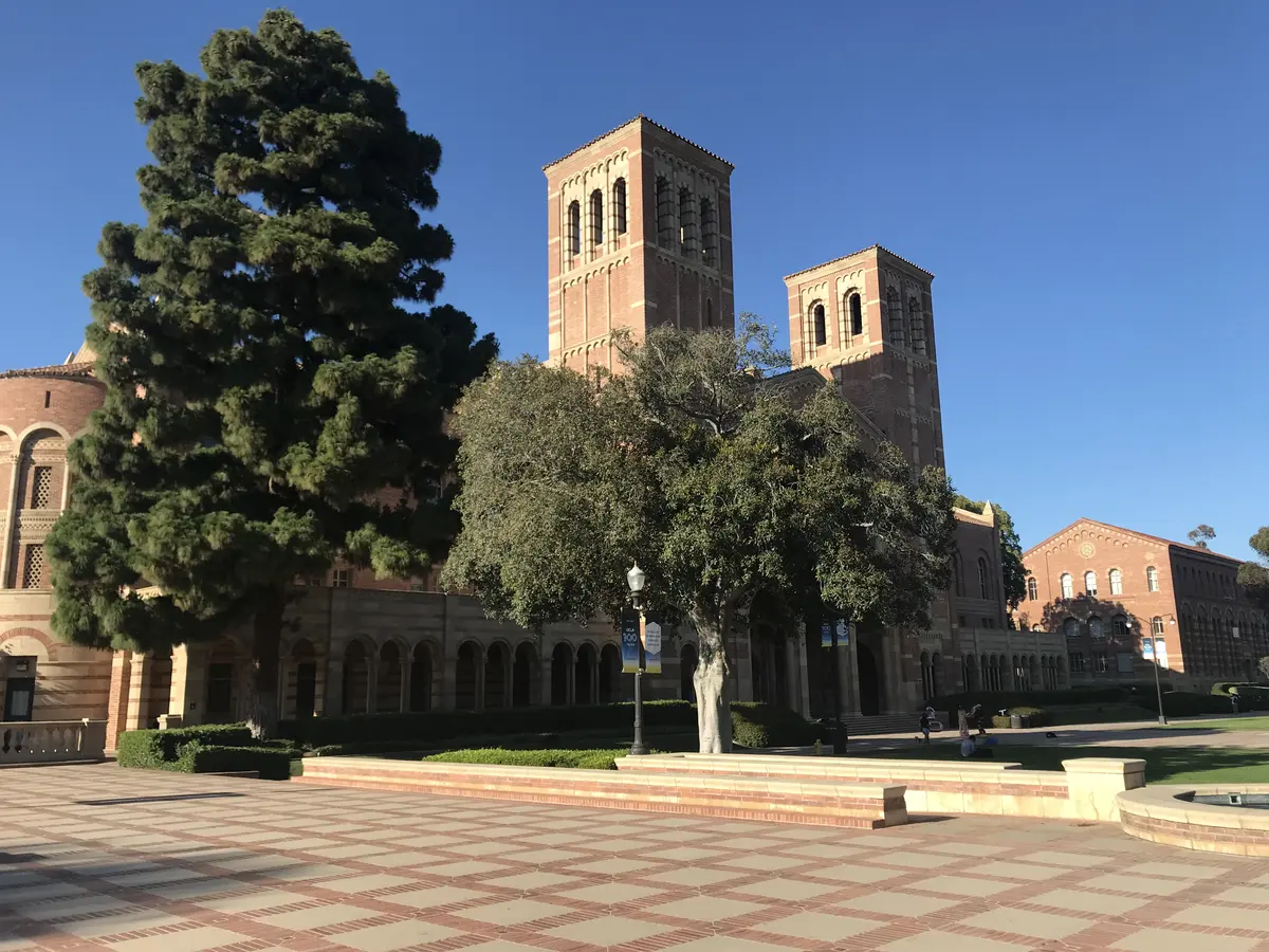 美国大学校园历史教学建筑与蓝天环境