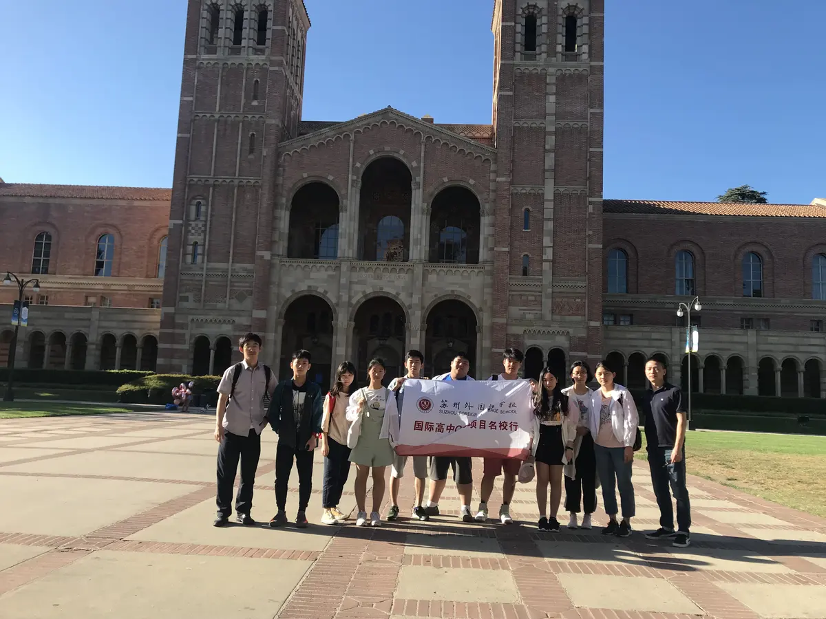 中国学生团队在美国大学历史教学楼前集体合影