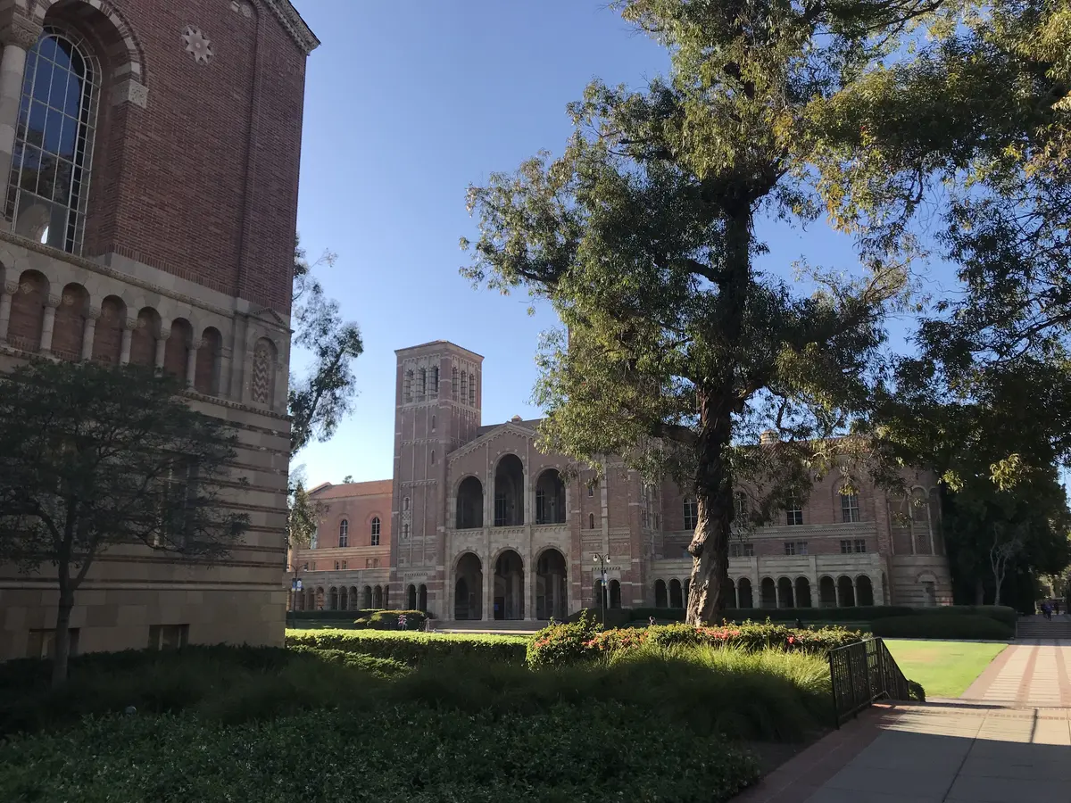 美国大学红砖历史教学楼、草坪与林荫环境