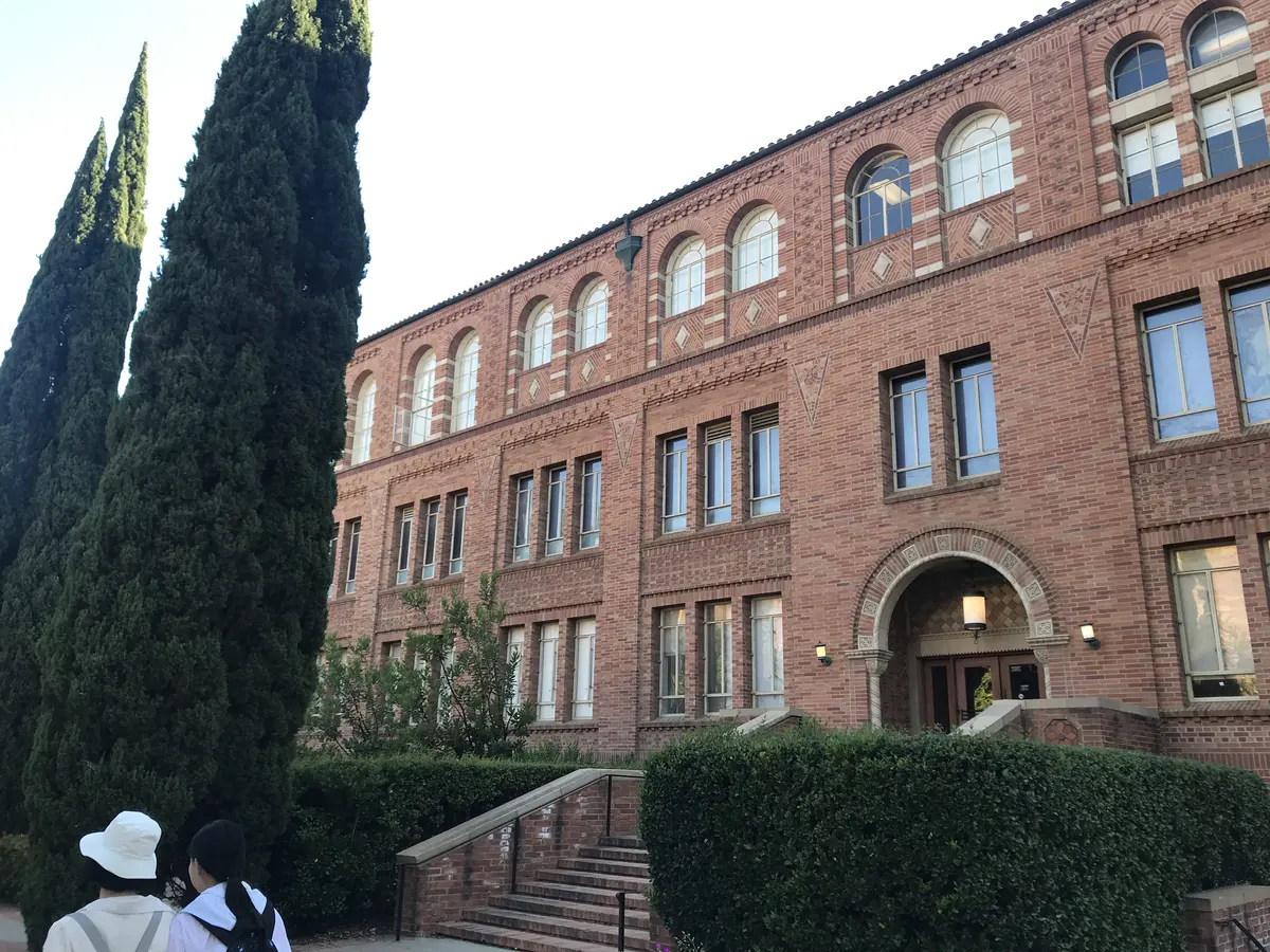 美国大学校园红砖历史教学楼与绿化环境