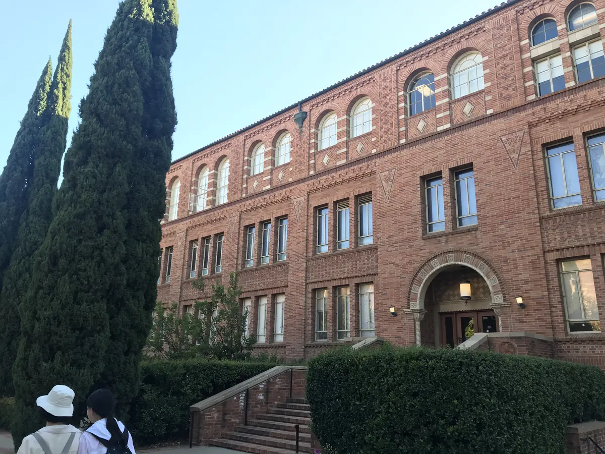 美国大学校园红砖历史教学楼与绿化环境的另一视角