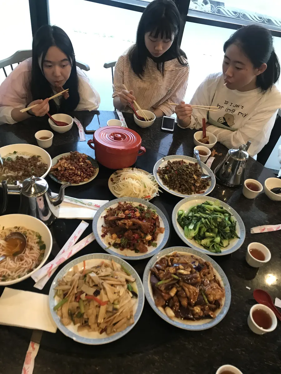 中国学生在美国学习期间参加中式聚餐