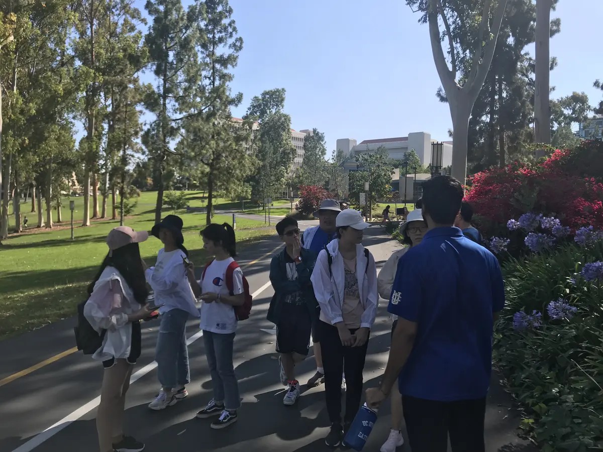 中国学生团队在美国校园内参加步行导览