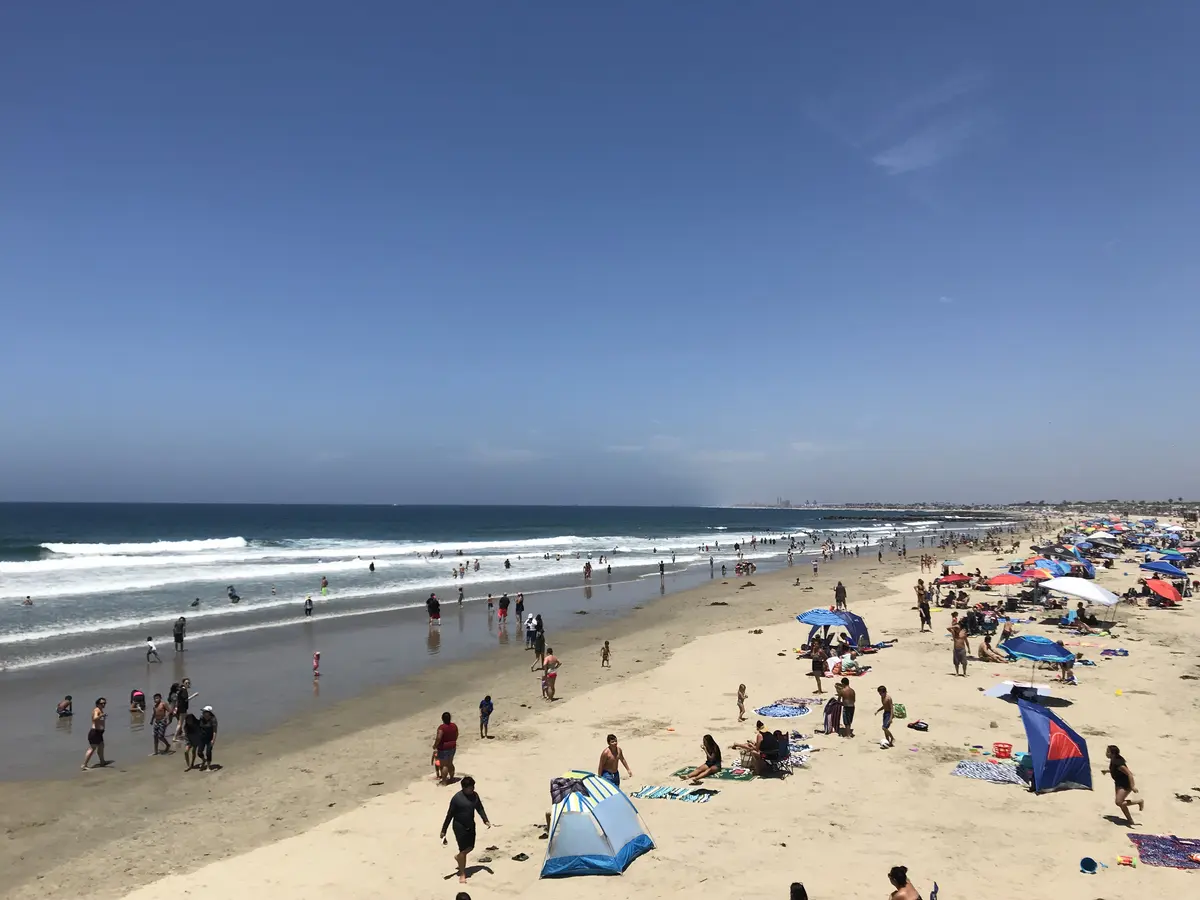 美国海滩与当地休闲人群的开阔全景