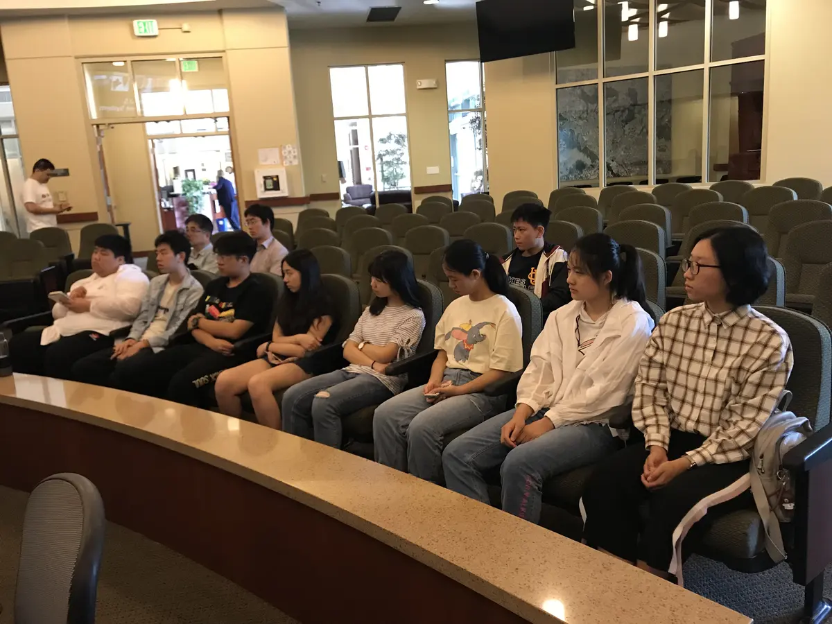 中国学生在美国议事厅内听取课程讲解
