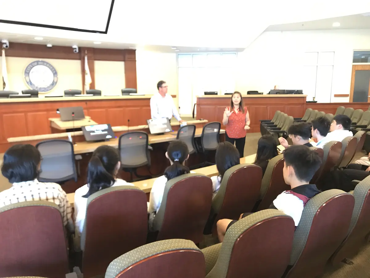学生在美国议事厅内参加讲座与互动课程