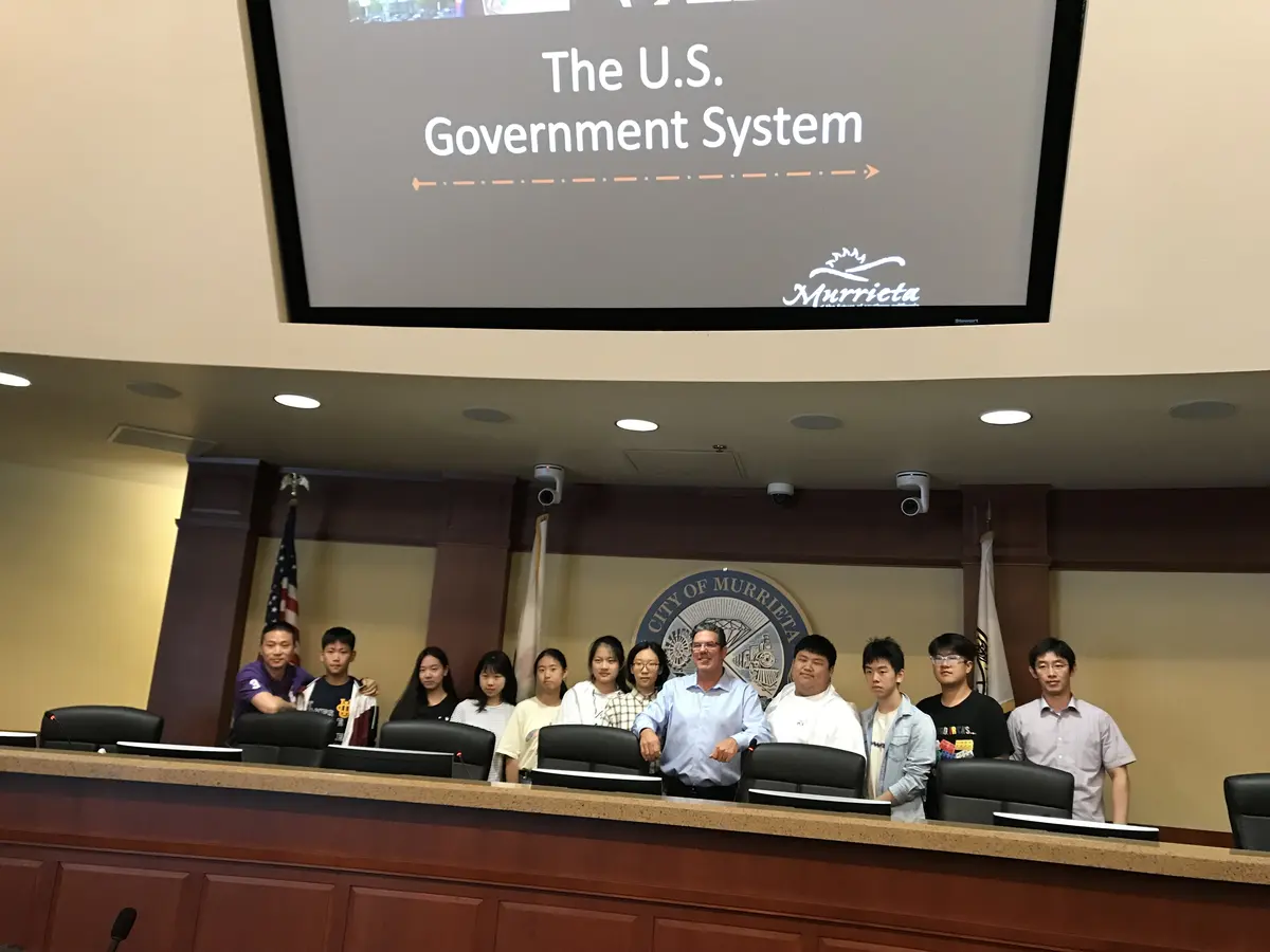 中国学生在美国议事厅完成政府制度课程并集体合影