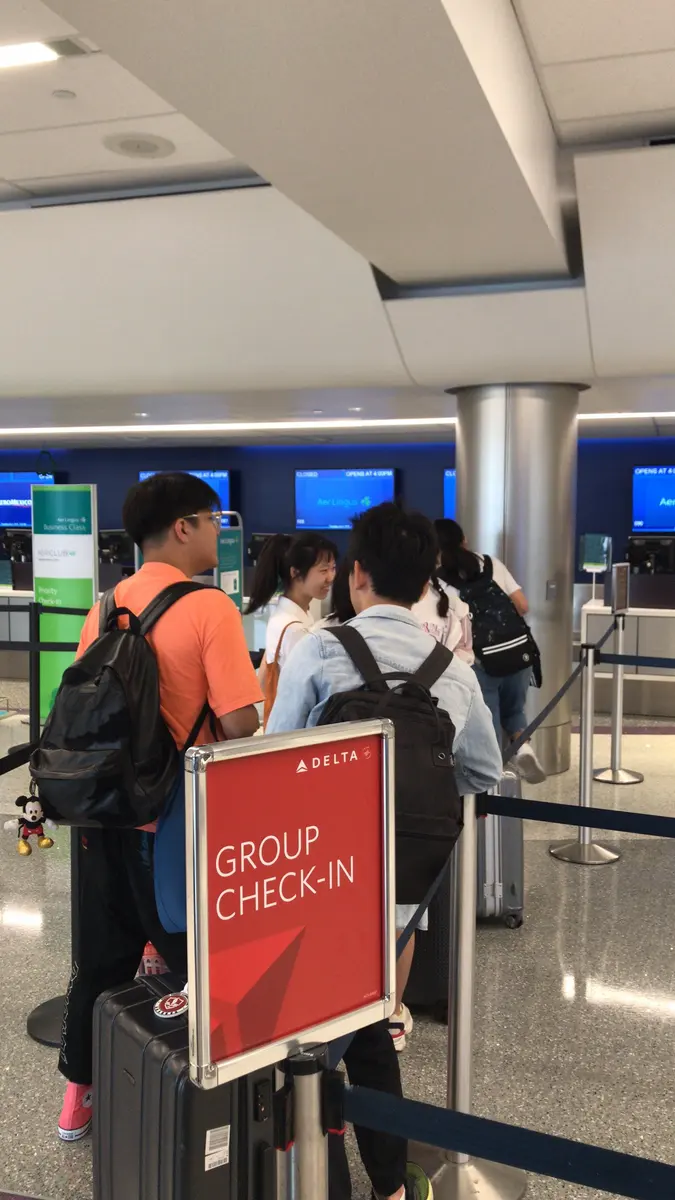 中国学生团队在美国机场办理行程与集合