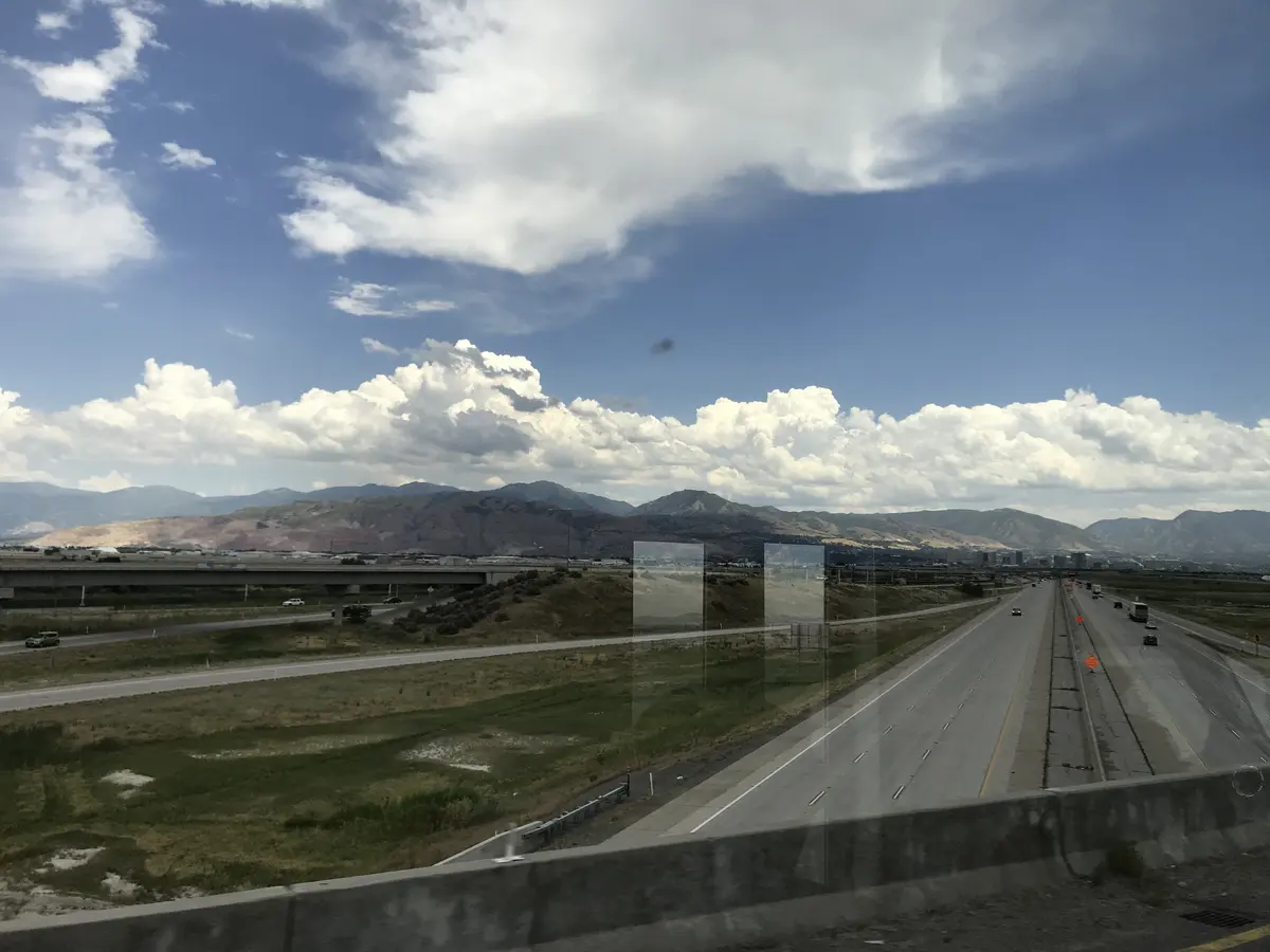 美国公路、铁路、山地与开阔云景