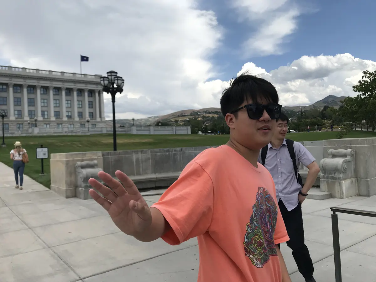 中国学生在犹他州议会大厦广场参访并留影