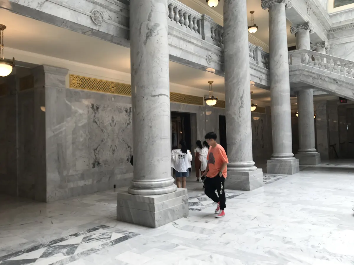 中国学生在犹他州议会大厦内部大厅参观