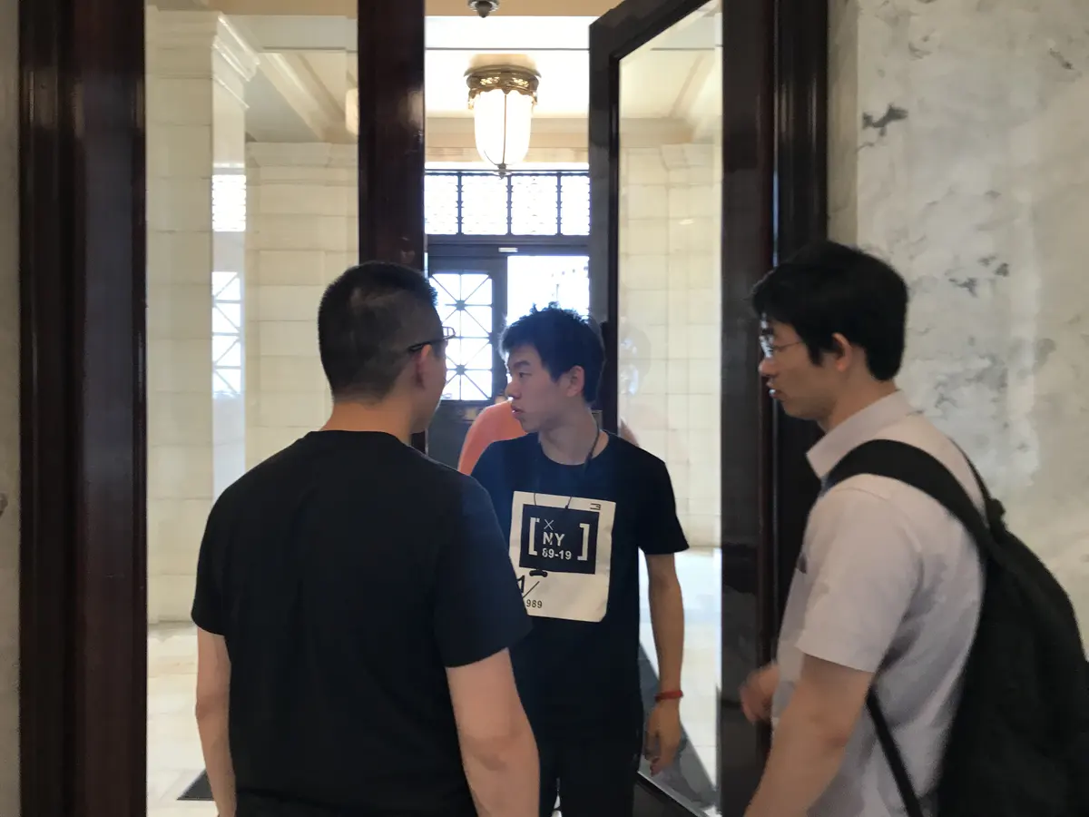 中国学生在犹他州议会大厦内部交流与参观