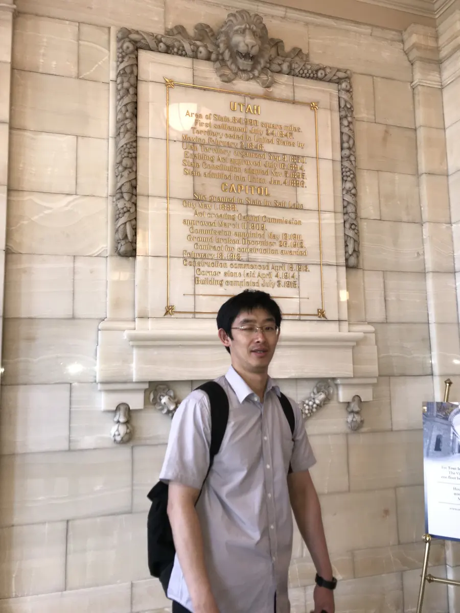 中国学生在犹他州议会大厦历史墙面前留影