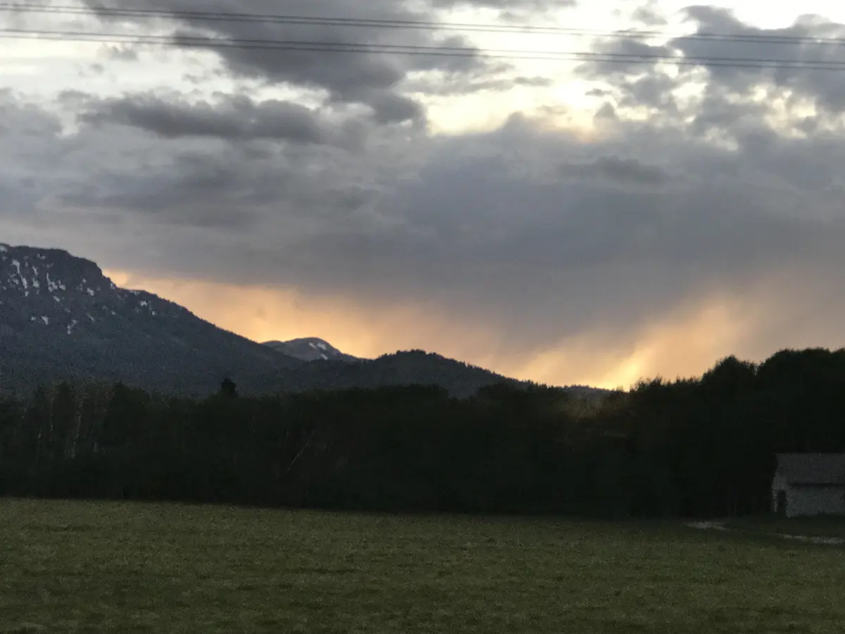 山脉剪影、云层与夕阳构成的美国沿途景观