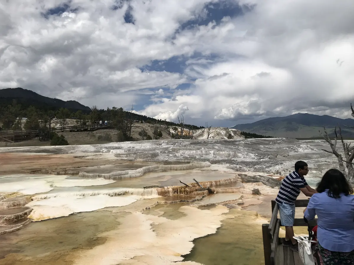 中国学生在美国国家公园地热泉与矿物台地参观