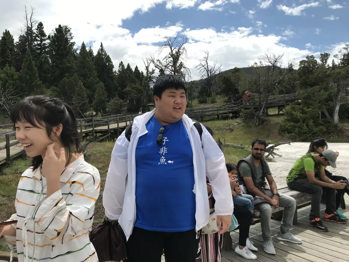 中国学生在美国国家公园地热区参与户外学习