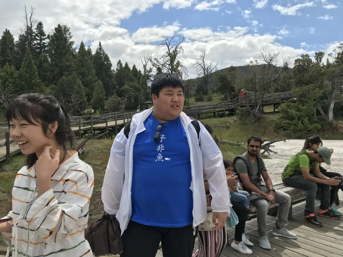 中国学生在美国国家公园地热区参加户外学习