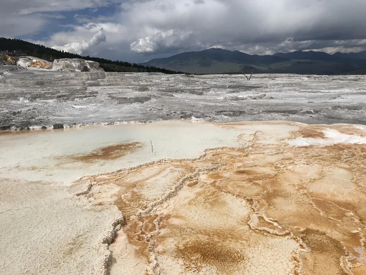 美国国家公园地热泉、矿物沉积与风暴云景