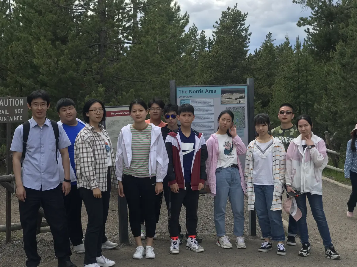 中国学生团队在美国国家公园地热区集体合影