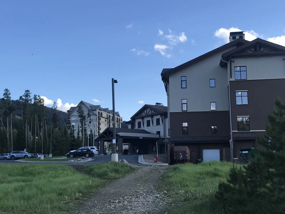 美国山地景区住宿建筑、松林与蓝天环境