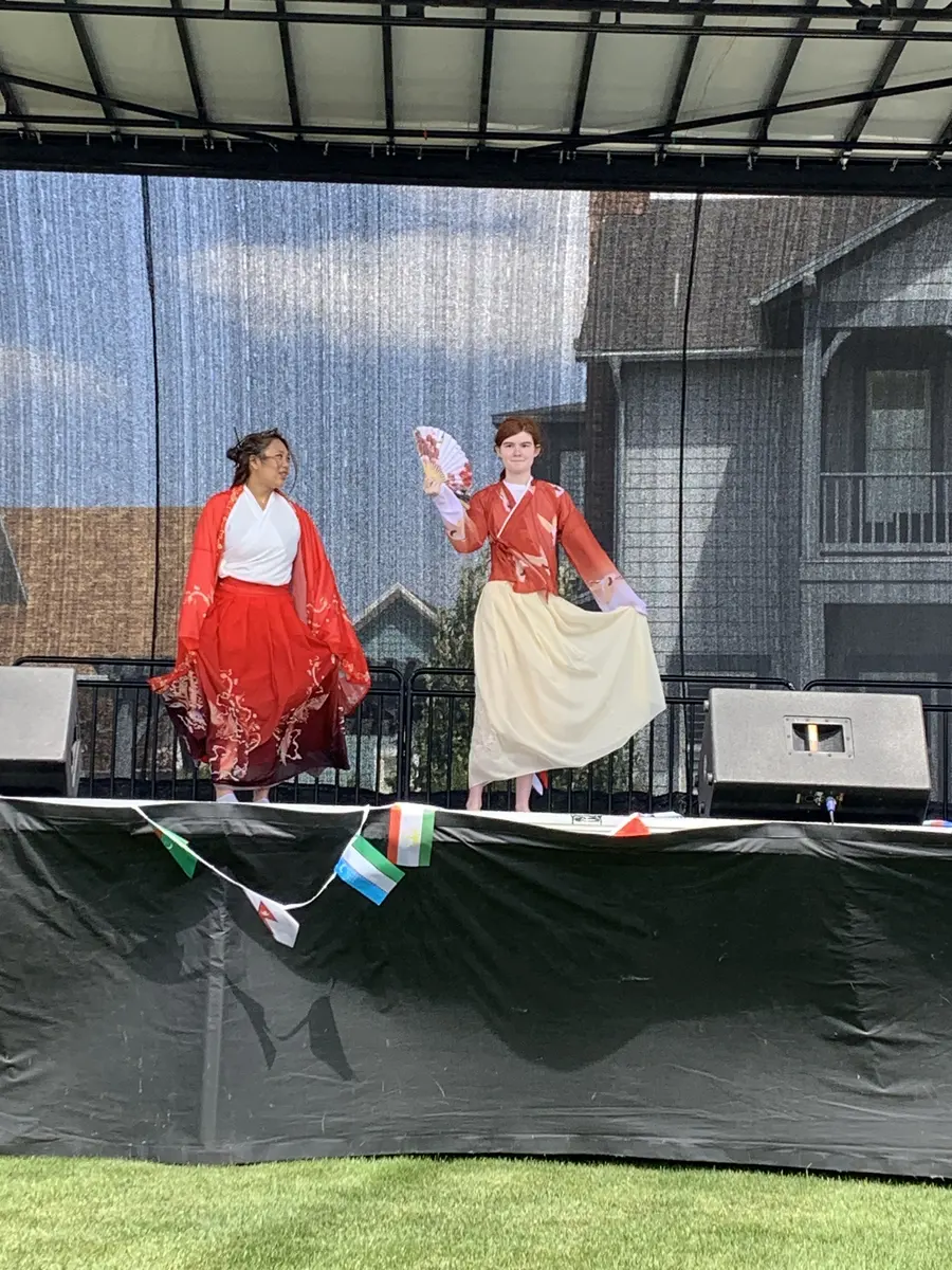 学生在美国社区舞台表演中国传统服饰节目
