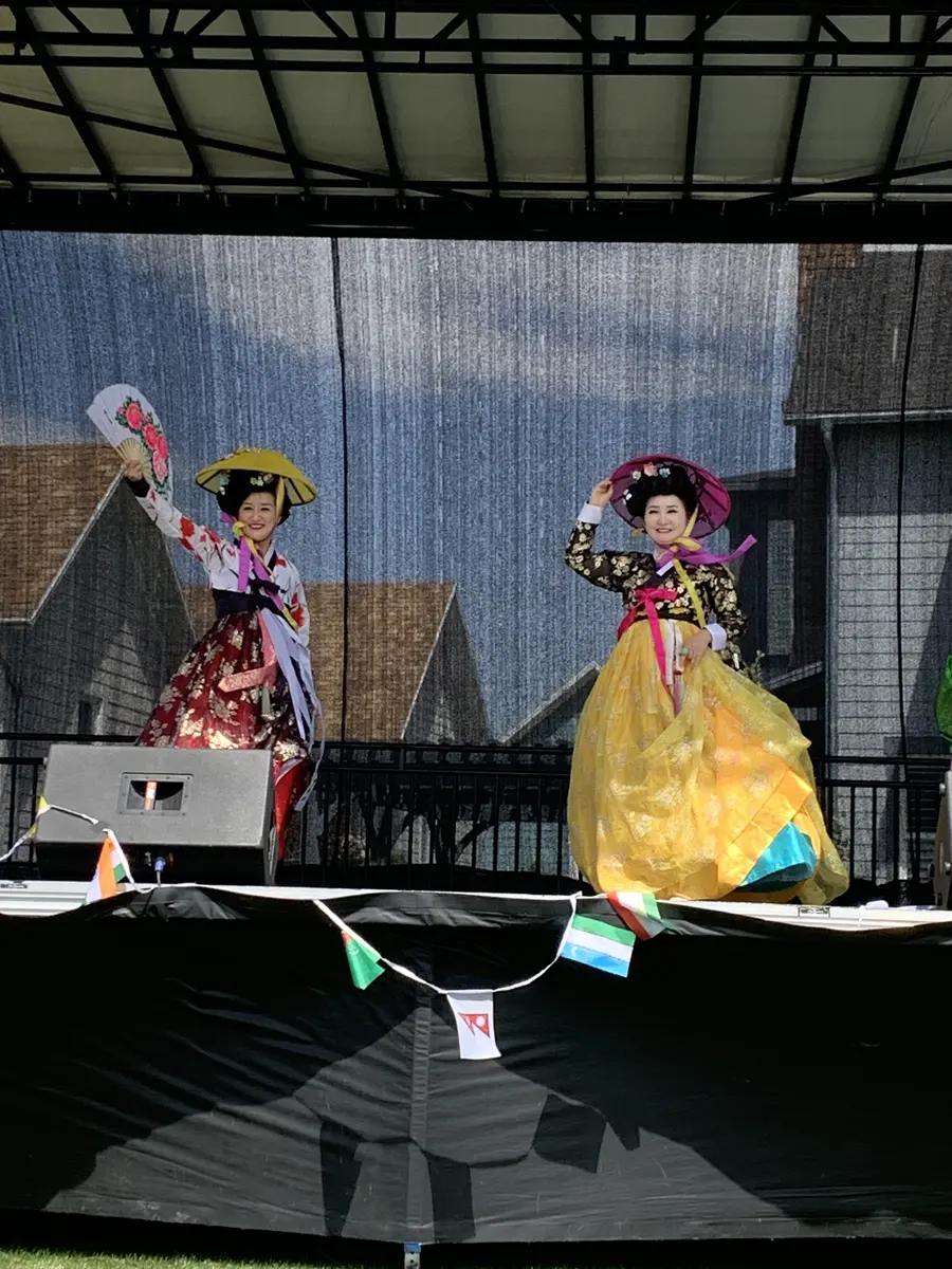 学生在美国社区舞台展示韩国传统服饰