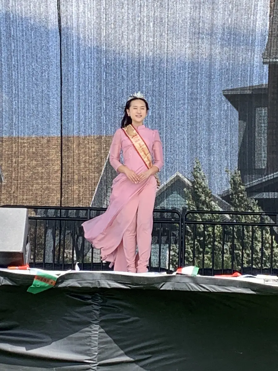 学生在美国社区舞台展示传统服饰