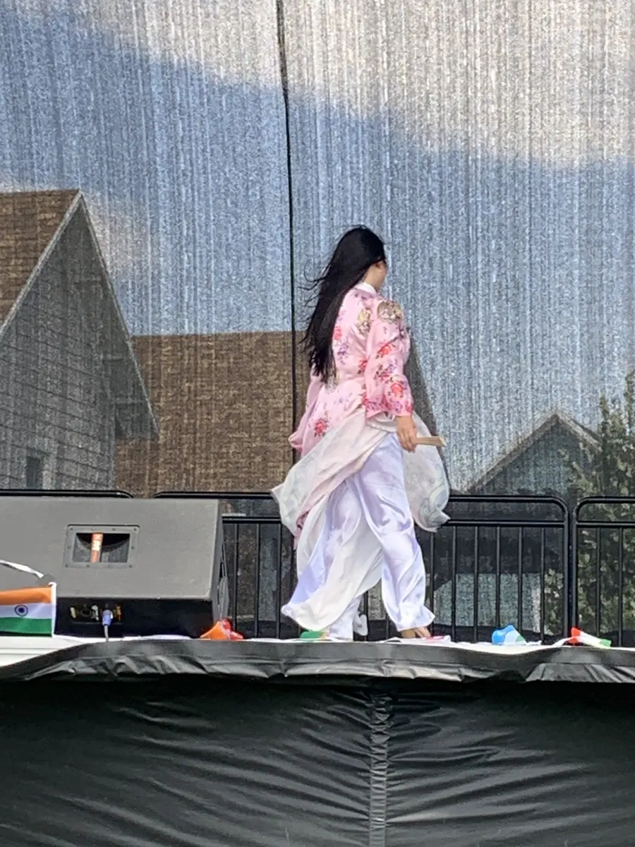 学生在美国社区舞台展示传统服饰
