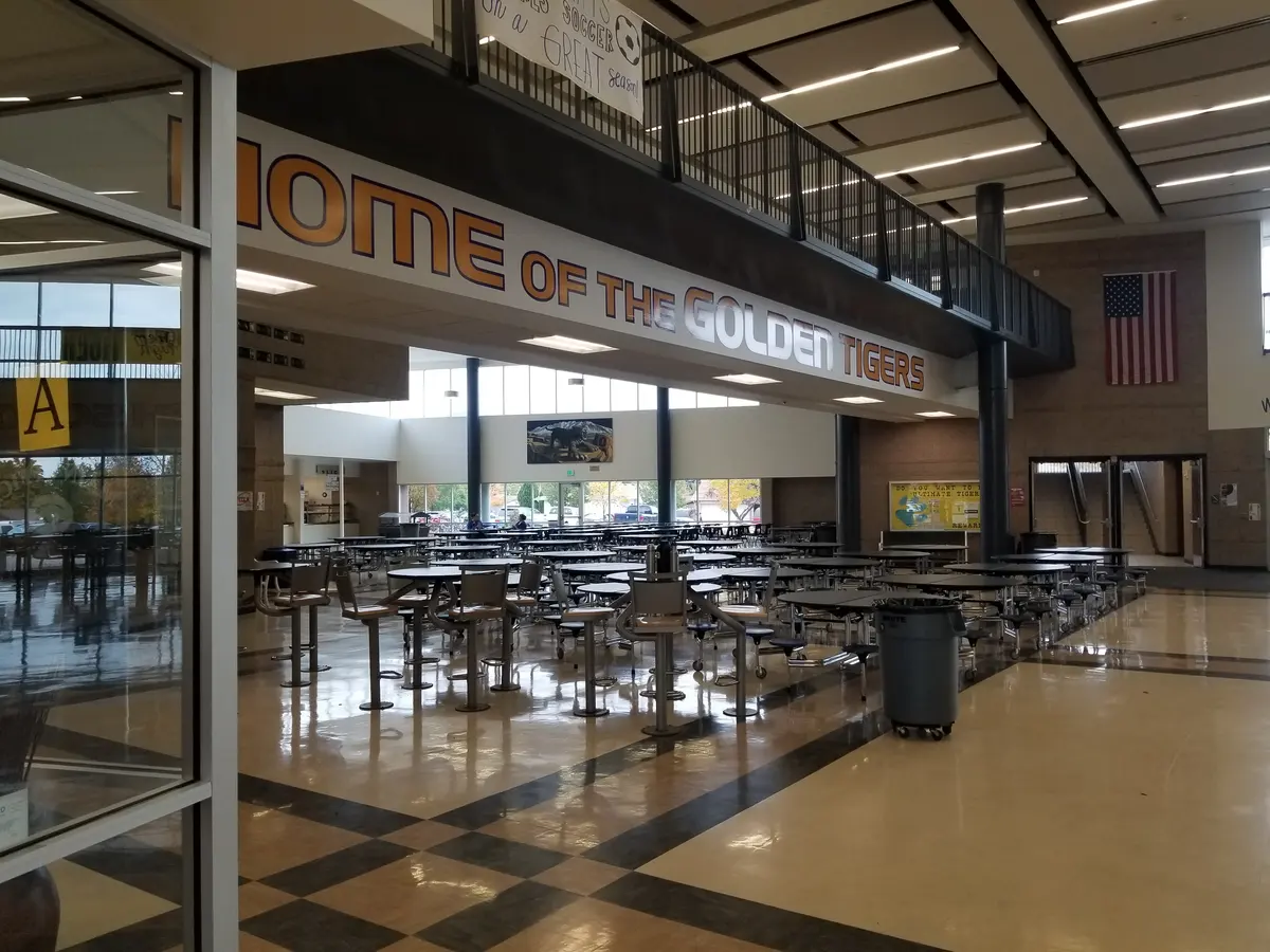 Orem High School校园公共空间和学生餐厅