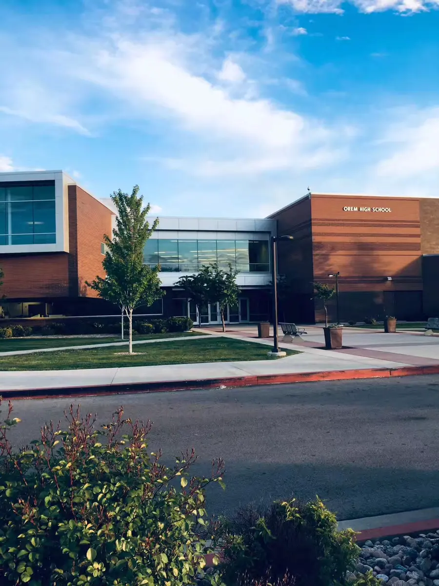 Orem High School 教学楼外观与校园入口