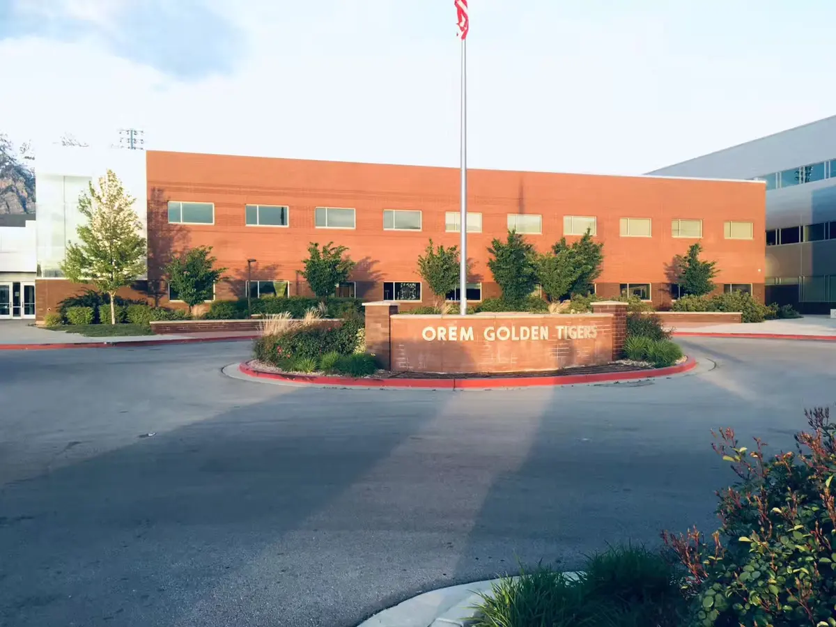 Orem High School 校舍与 Golden Tigers 校名景观