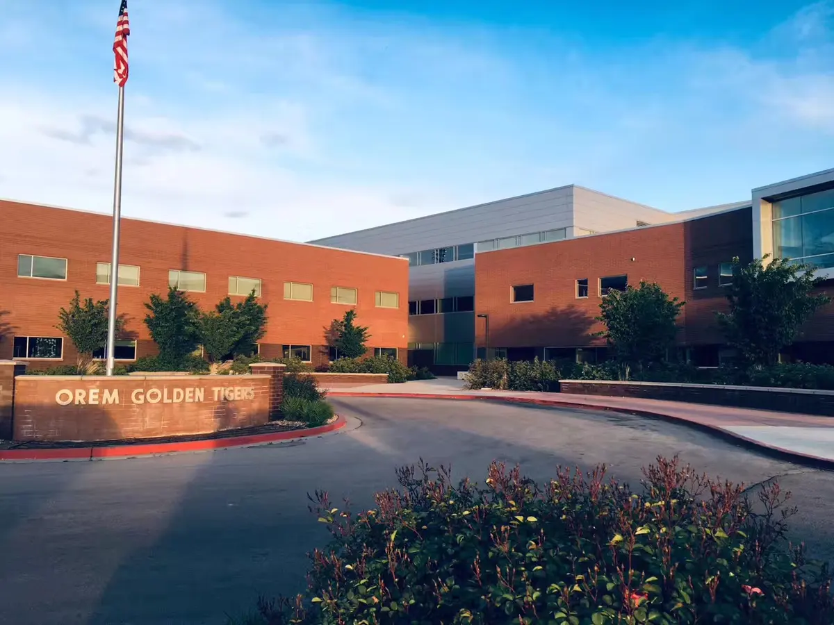 Orem High School 校舍与 Golden Tigers 校名景观