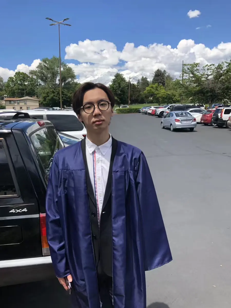 中国学生身着毕业服参加美国高中毕业典礼