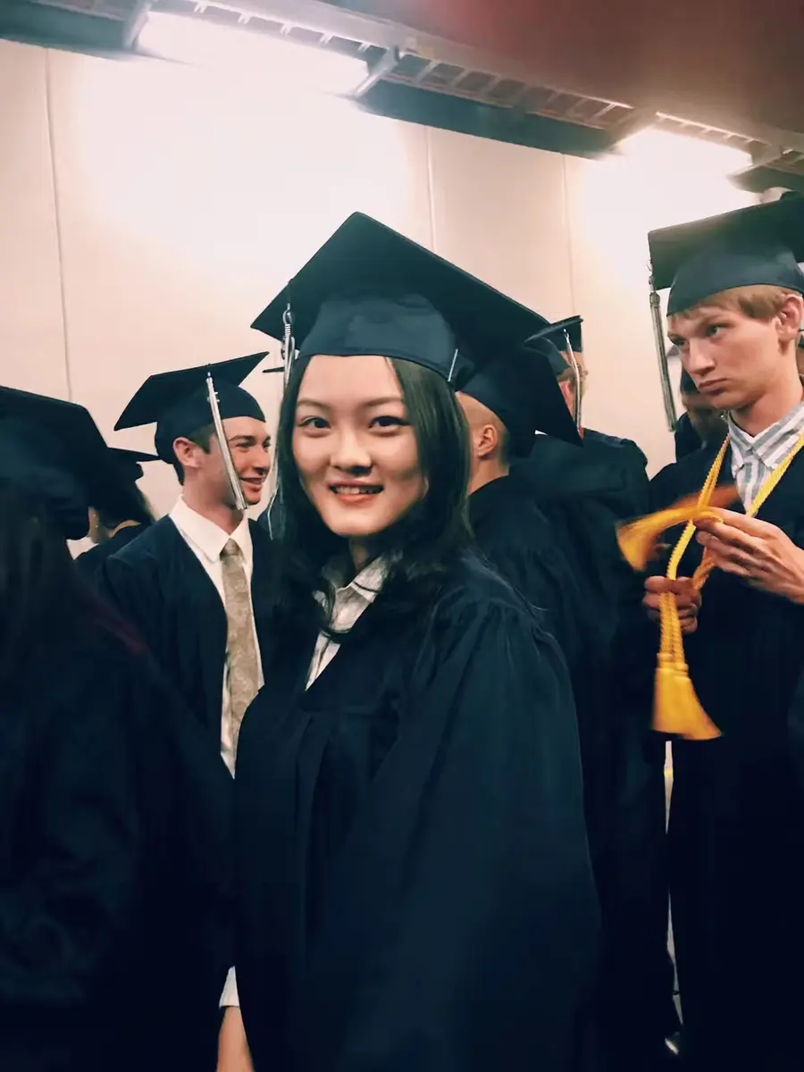 中国学生身着毕业服参加美国高中毕业典礼