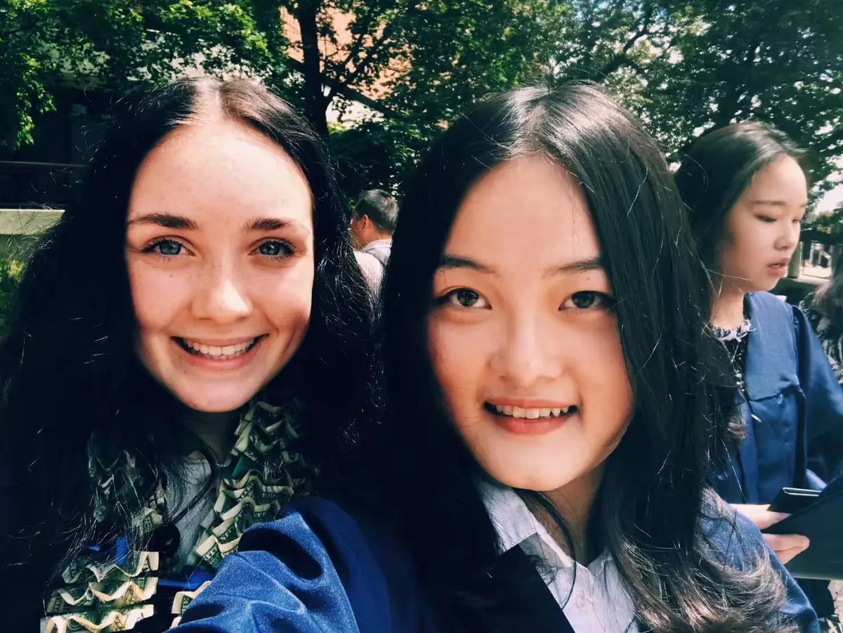 中外学生在美国高中毕业典礼现场合影
