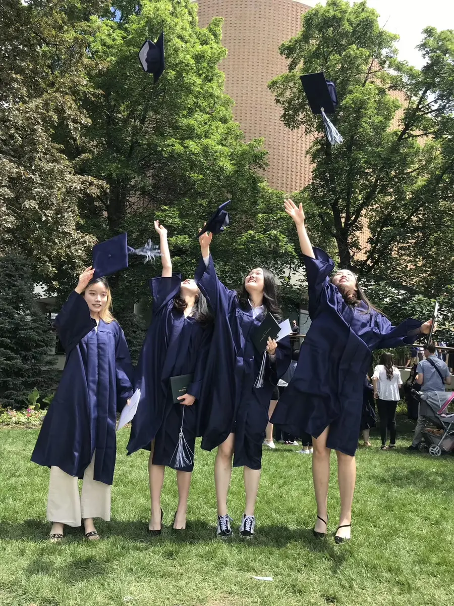 中国学生身着毕业服在美国高中毕业典礼后抛帽庆祝