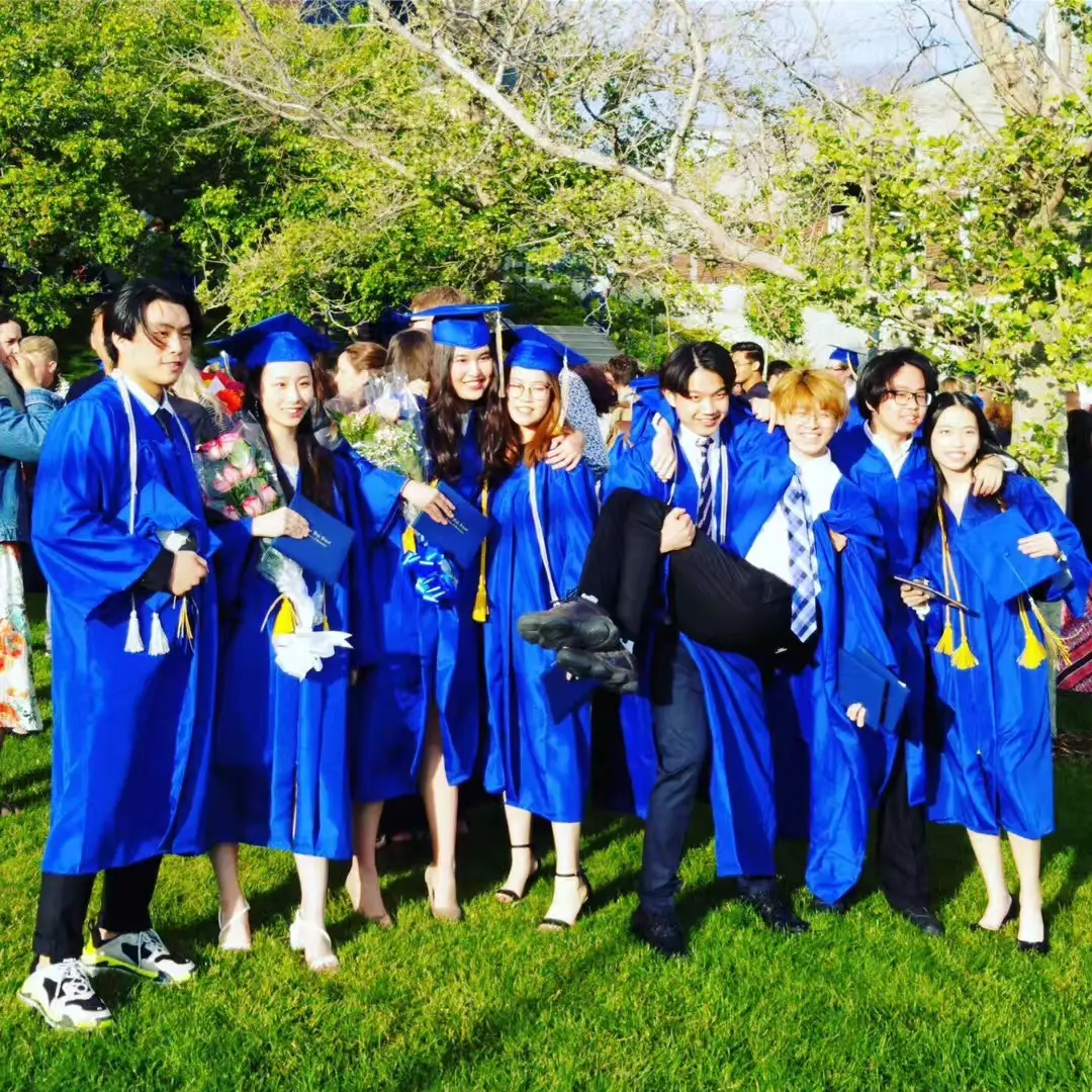 中国学生与同学在美国高中毕业典礼合影