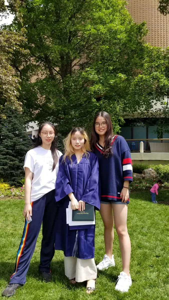 三名中国学生在美国高中毕业典礼合影