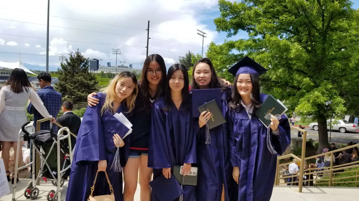 中国学生与同学在美国高中毕业典礼合影