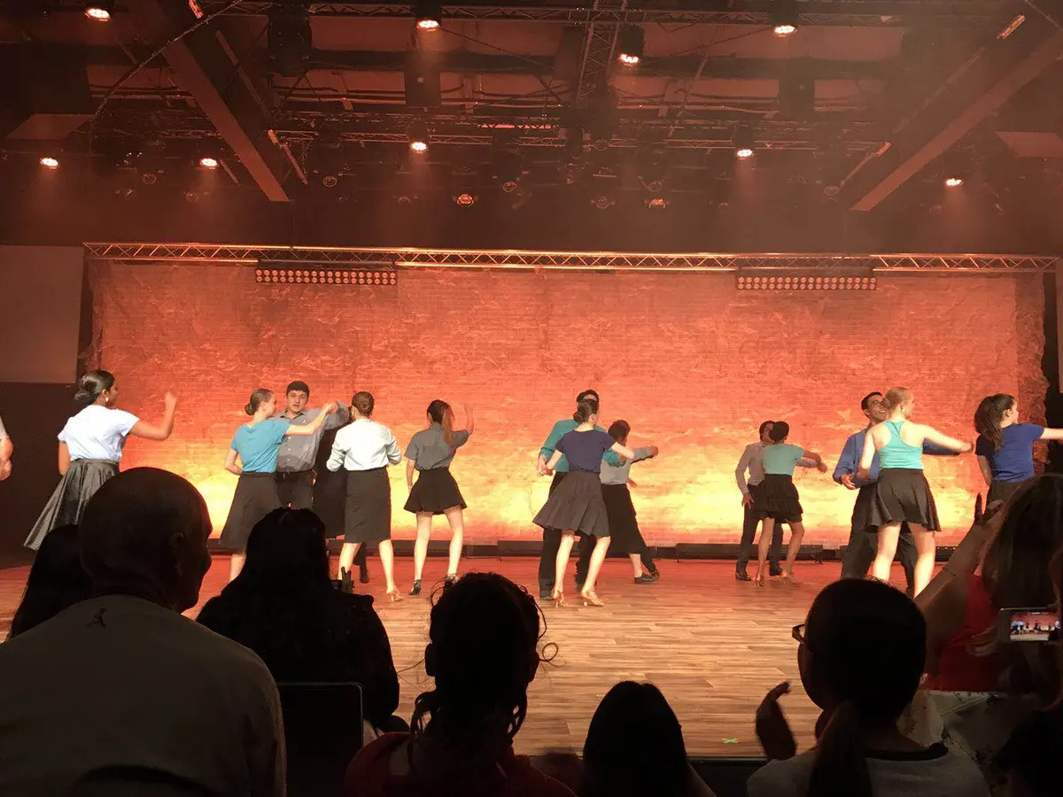 学生参加交谊舞课程舞台展示