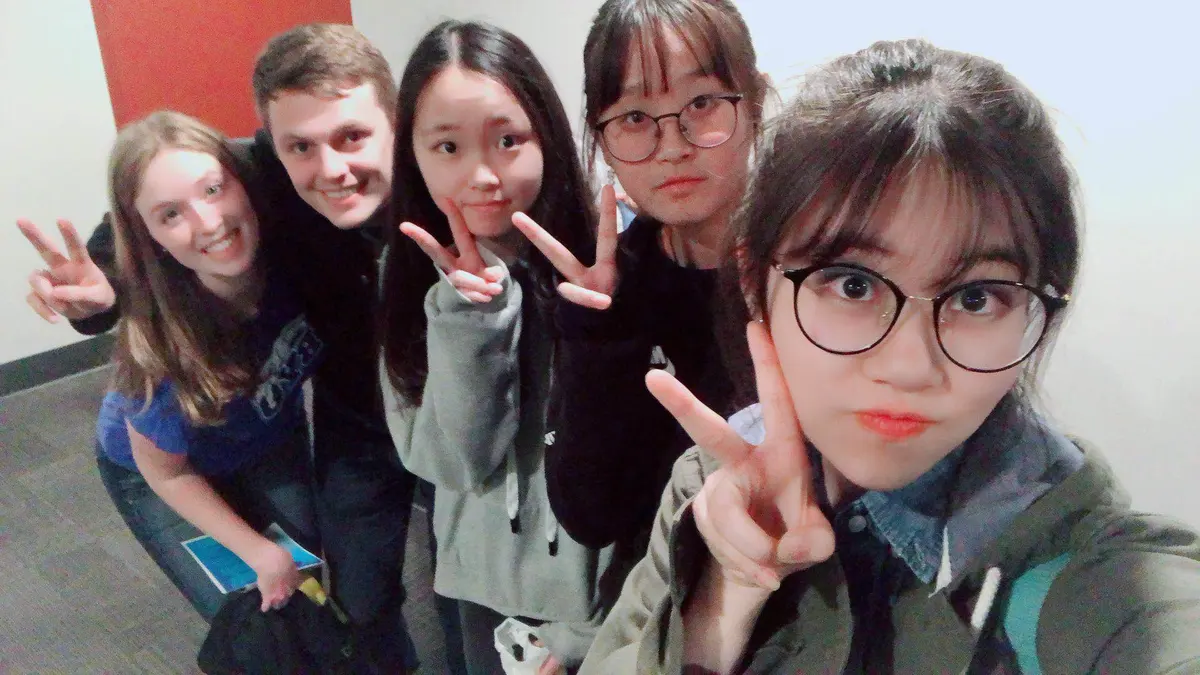 学生在交谊舞课程中与同学合影