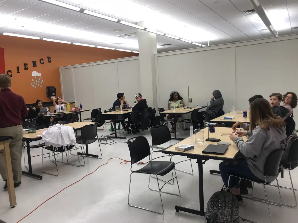 学生在美国学校参加化学实验课程