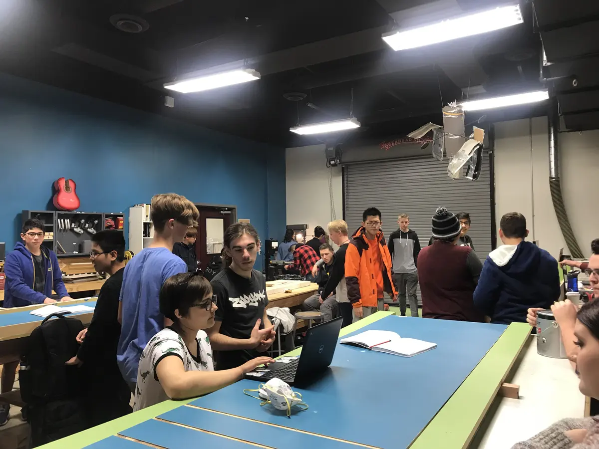 学生在美国学校参加木工实践课程