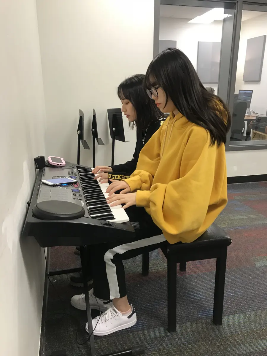 学生在课堂内参加钢琴或音乐实践课程