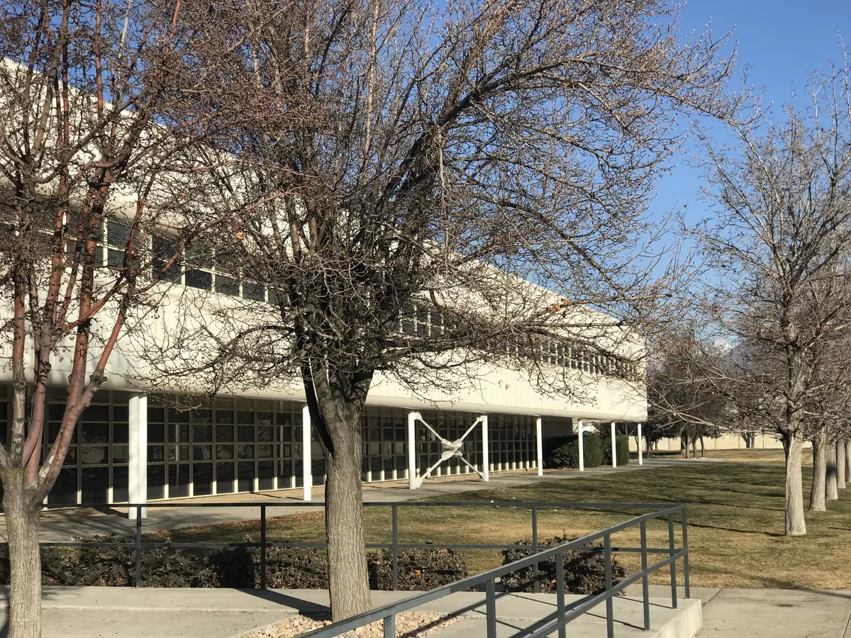 Mountain View High School 校园建筑与户外环境