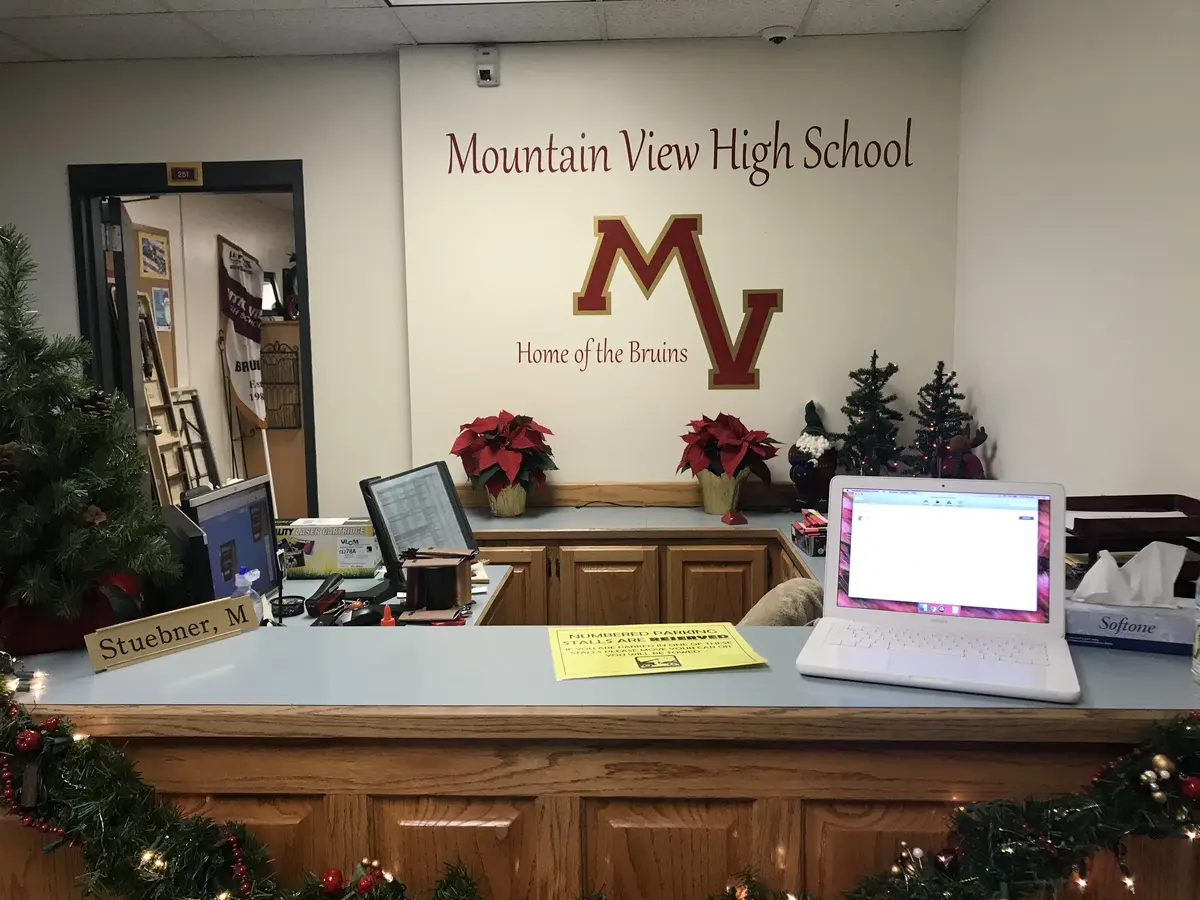 Mountain View High School 学校前台与访客接待区域