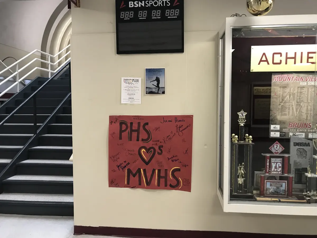 Mountain View High School 校内学生成果展示柜